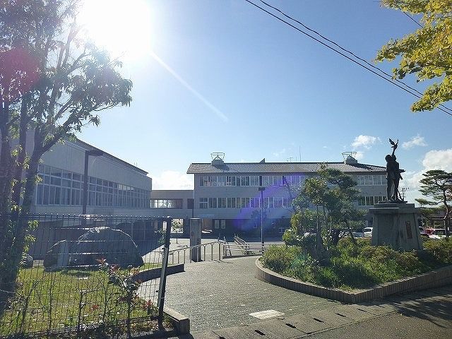 近くの高松小学校まで900m（徒歩12分）