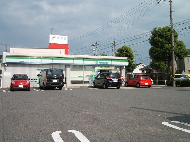 近くのファミリーマート西尾羽塚店まで450m(徒歩6分)