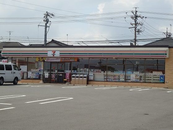 近くのセブンイレブン西尾住崎町店まで800m(徒歩10分)