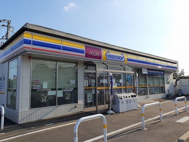 近くのミニストップまで750m（徒歩10分）