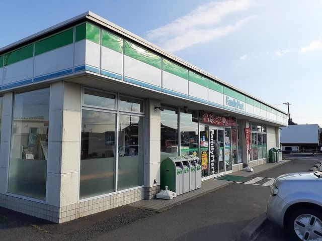 近くのファミリーマートまで850m(徒歩11分)