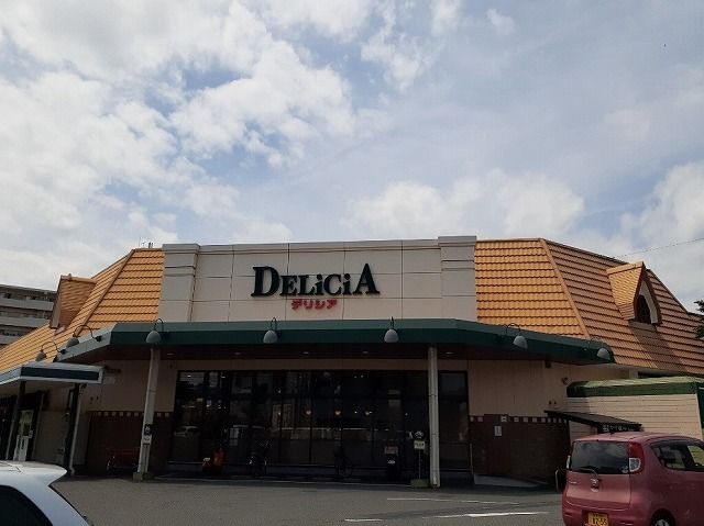近くのデリシア　石芝店まで750m（徒歩10分）