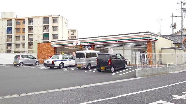 近くのセブンイレブンまで120m（徒歩2分）