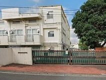 近くの上永谷中学校まで793m（徒歩10分）