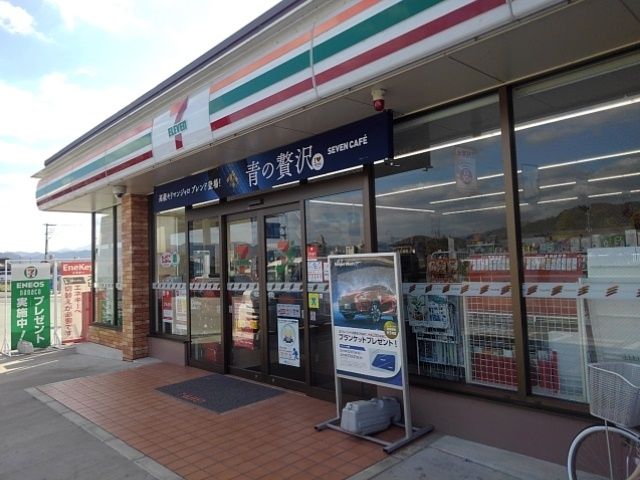 近くのセブンイレブンうきは千年店まで690m（徒歩9分）