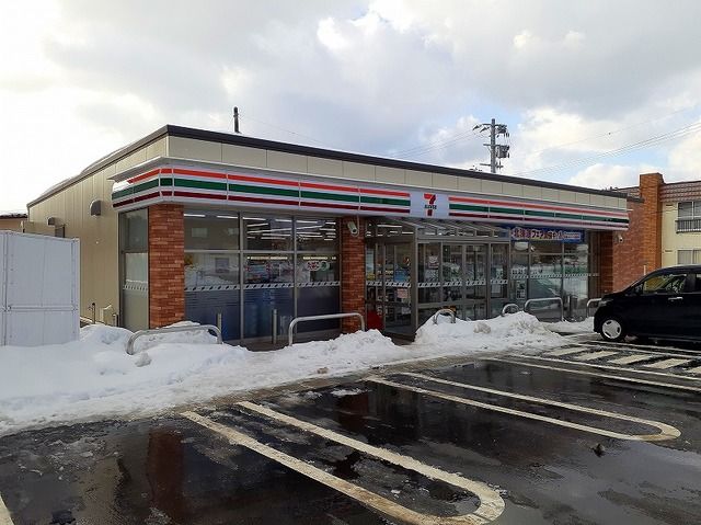 近くのセブンイレブン秋田添川店まで700m（徒歩9分）