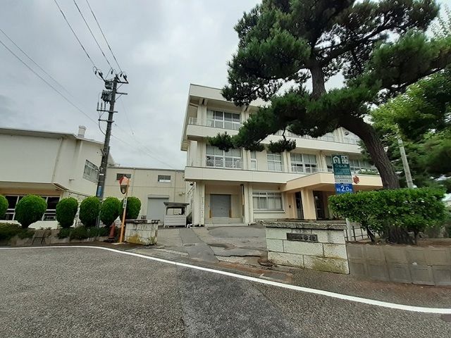 近くの新潟市立亀田小学校まで1,100m（徒歩14分）