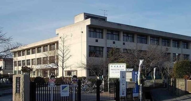近くの平田小学校まで400m(徒歩5分)