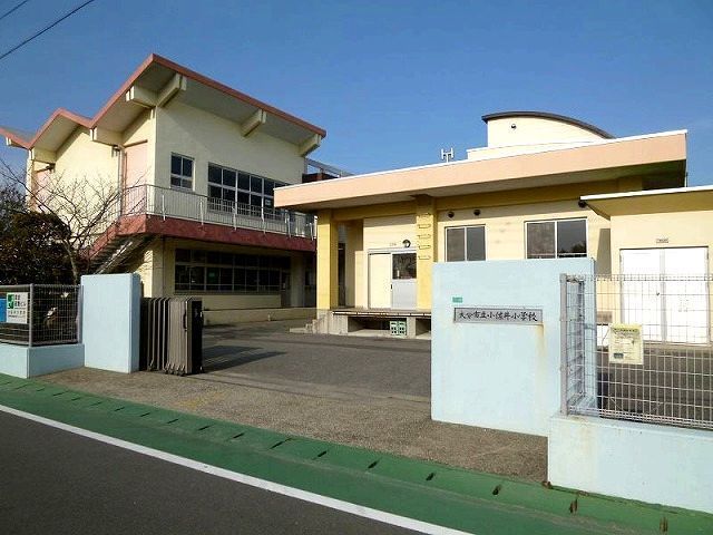 近くの小学校まで1,000m（徒歩13分）