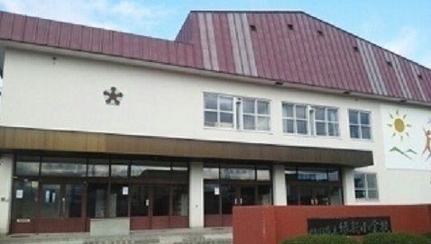 近くの旭川市立緑新小学校まで600m（徒歩8分）