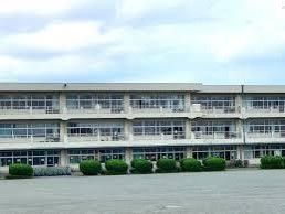 近くの花園小学校まで900m(徒歩12分)