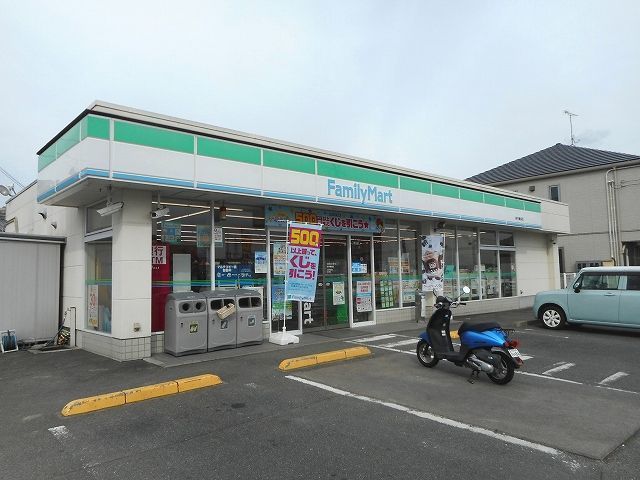 近くのファミリーマート鵜飼店まで650m（徒歩9分）