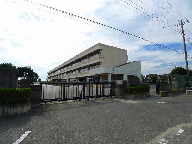 近くの伊勢崎市立あずま北小学校まで1,600m（徒歩20分）