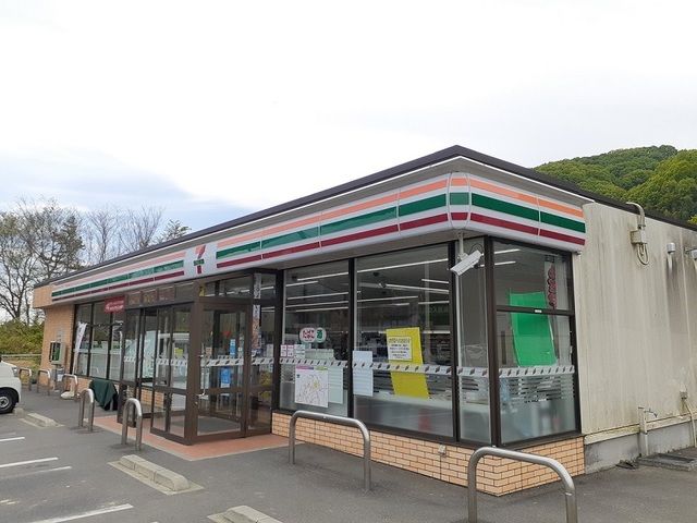 近くのセブン-イレブン岡山足守大井店まで950m（徒歩12分）