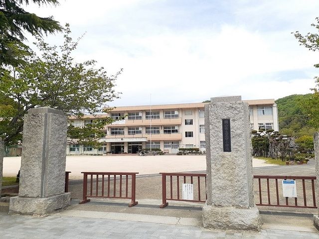 近くの岡山市立足守小学校まで350m（徒歩5分）