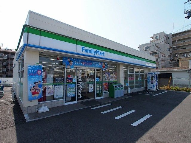 近くのファミリーマート前原駅前店まで600m(徒歩8分)