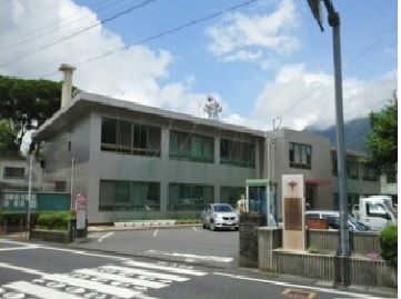 近くの由布市役所まで550m（徒歩7分）