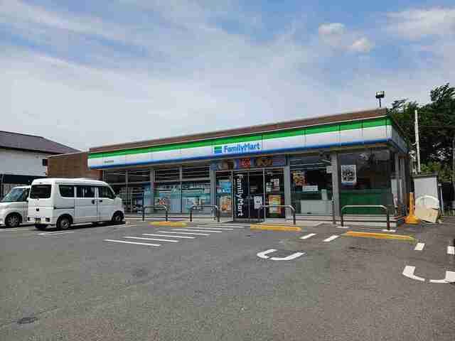 近くのファミリーマートまで120m（徒歩2分）