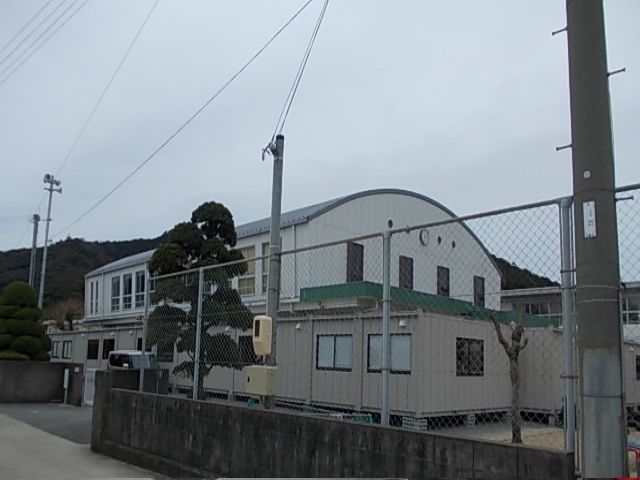 近くの『内原小学校』様まで1,550m(徒歩20分)
