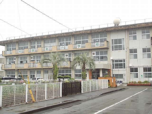 近くの日知屋東小学校まで1,700m（徒歩22分）