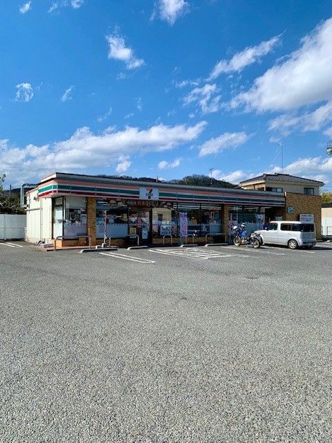 近くのセブンイレブンあきる野瀬戸岡店まで450m（徒歩6分）