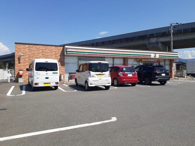 近くのセブンイレブン糸島篠原東3丁目まで350m（徒歩5分）