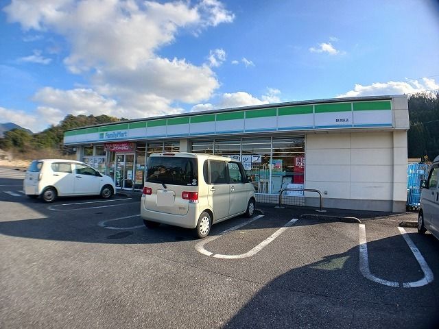 近くのファミリーマート 野津原店まで550m(徒歩7分)