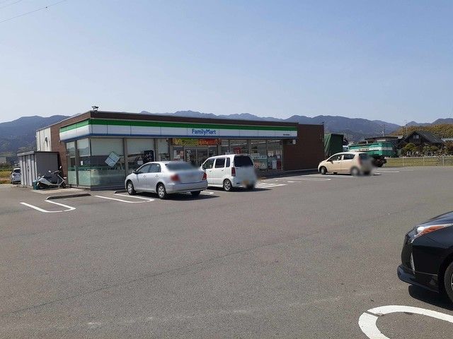 近くのファミリーマート丹原徳能店様まで1,300m（徒歩17分）