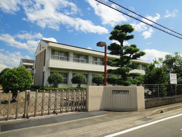 近くの吉岡小学校様まで1,000m（徒歩13分）