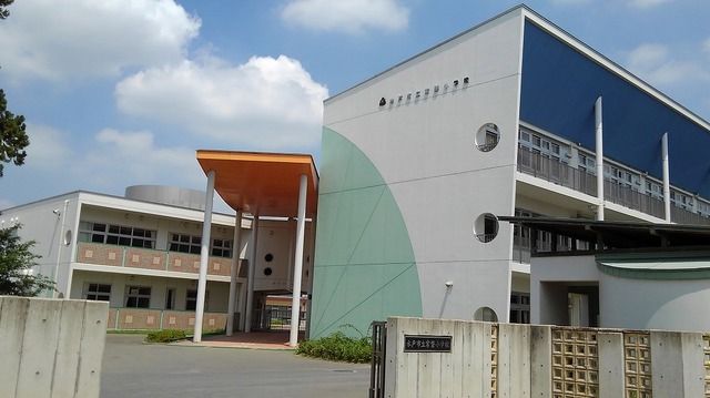 近くの水戸市立常磐小学校まで600m(徒歩8分)