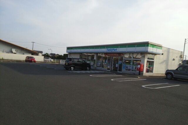 近くのファミリーマートまで630m(徒歩8分)