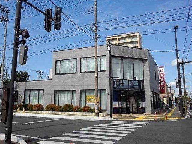 近くの銀行まで800m（徒歩10分）