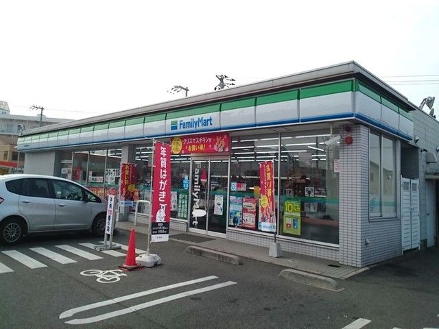近くのファミリーマートまで1,000m(徒歩13分)