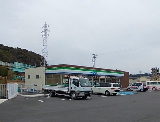 近くのファミリーマート日高萩原店様まで1,600m（徒歩20分）