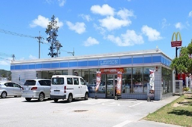 近くのローソン名護宮里店まで400m（徒歩5分）