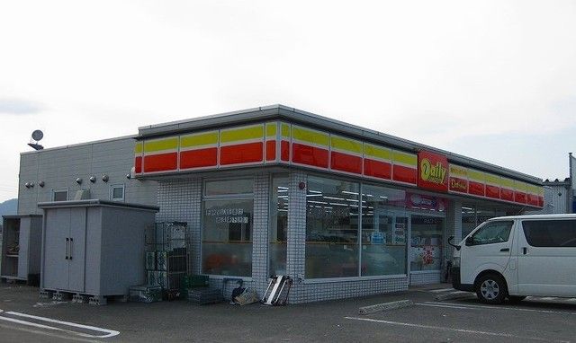近くのディリーヤマザキ和歌山手平店様まで100m（徒歩2分）