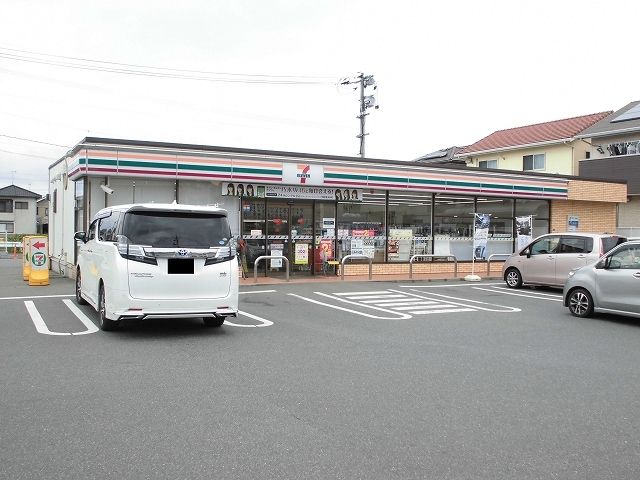 近くのコンビニまで700m（徒歩9分）