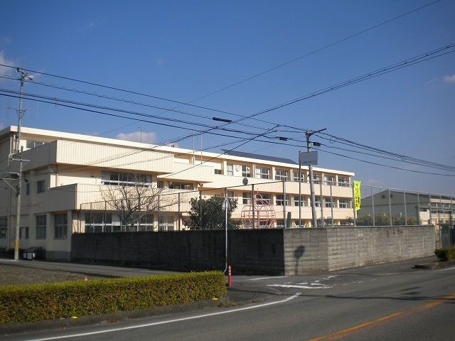 近くの川田西小学校まで1,200m（徒歩15分）
