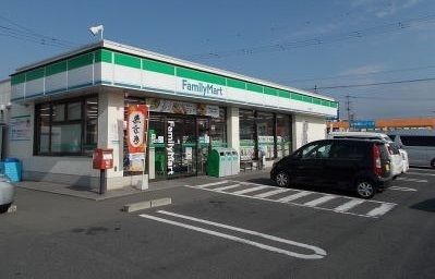 近くのファミリーマート国分広瀬店まで500m（徒歩7分）