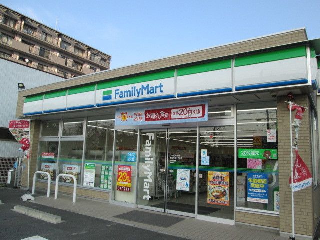 近くのコンビニまで550m（徒歩7分）