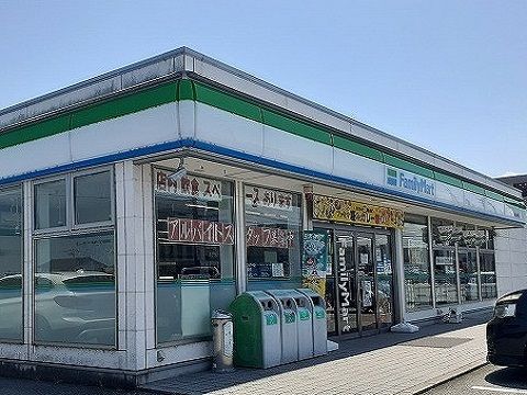 近くのファミリーマート金代店まで750m（徒歩10分）