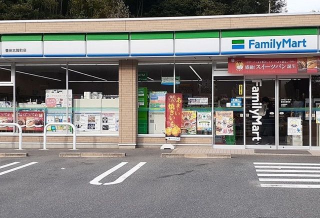 近くのファミリーマートまで1,000m（徒歩13分）