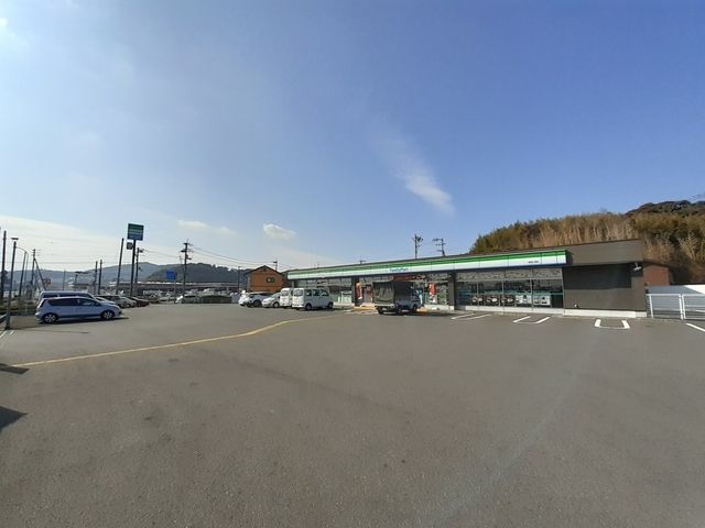 近くのファミリーマート高知大津店まで900m(徒歩12分)