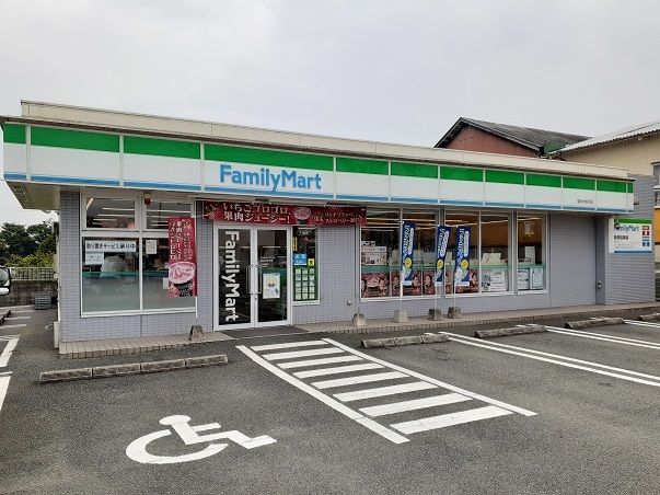 近くのファミリーマートまで800m（徒歩10分）