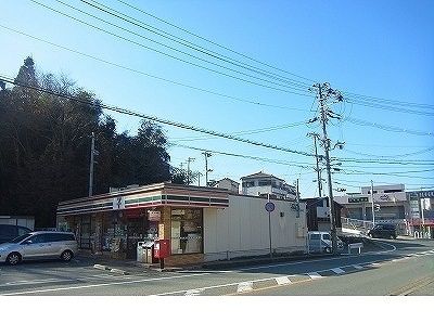 近くのコンビニまで250m（徒歩4分）