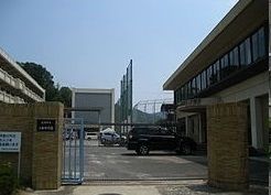 近くの三和中学校まで1,800m（徒歩23分）