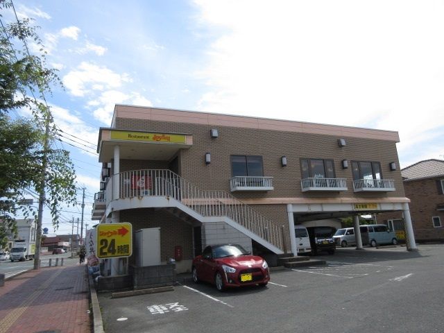 近くの飲食店まで800m（徒歩10分）