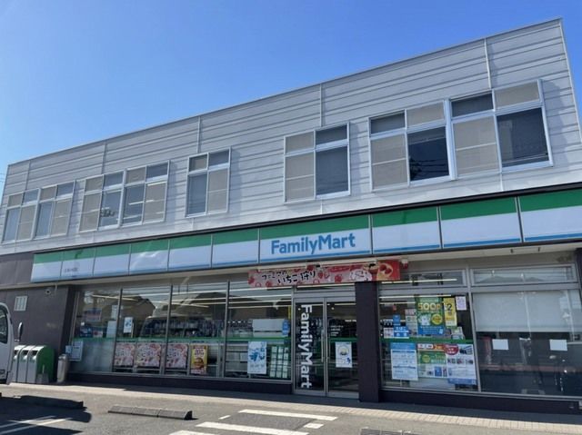 近くのファミリーマートまで700m(徒歩9分)