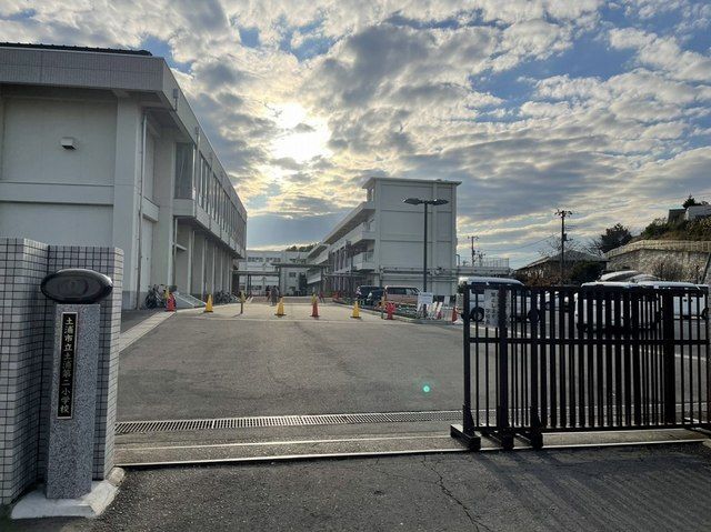 近くの土浦第二小学校まで1,000m(徒歩13分)