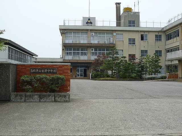 近くの牧野中学校まで1,100m（徒歩14分）